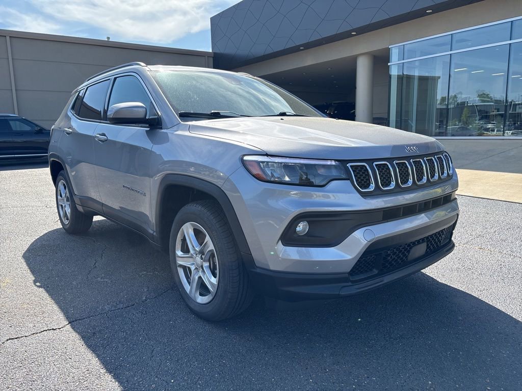 Used 2024 Jeep Compass Latitude image 3