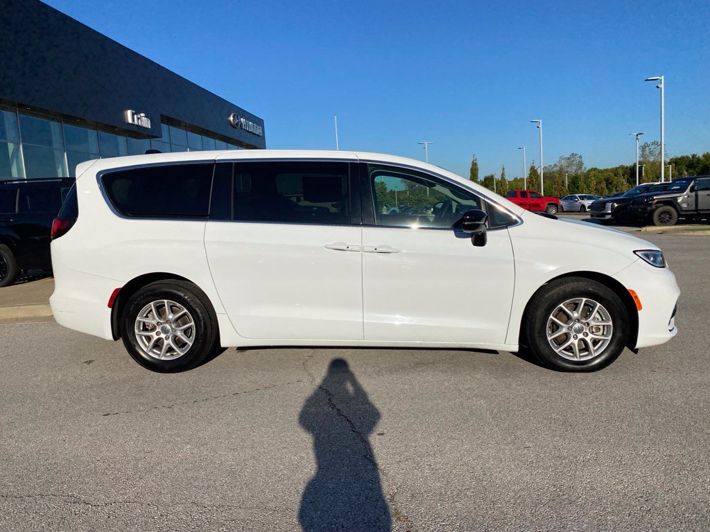 Used 2024 Chrysler Pacifica Touring-L FWD image 9