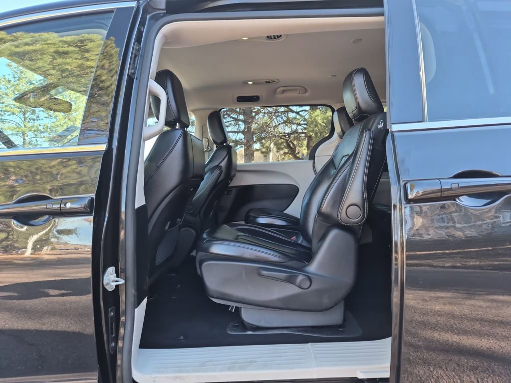 Used 2024 Chrysler Pacifica Select image 19