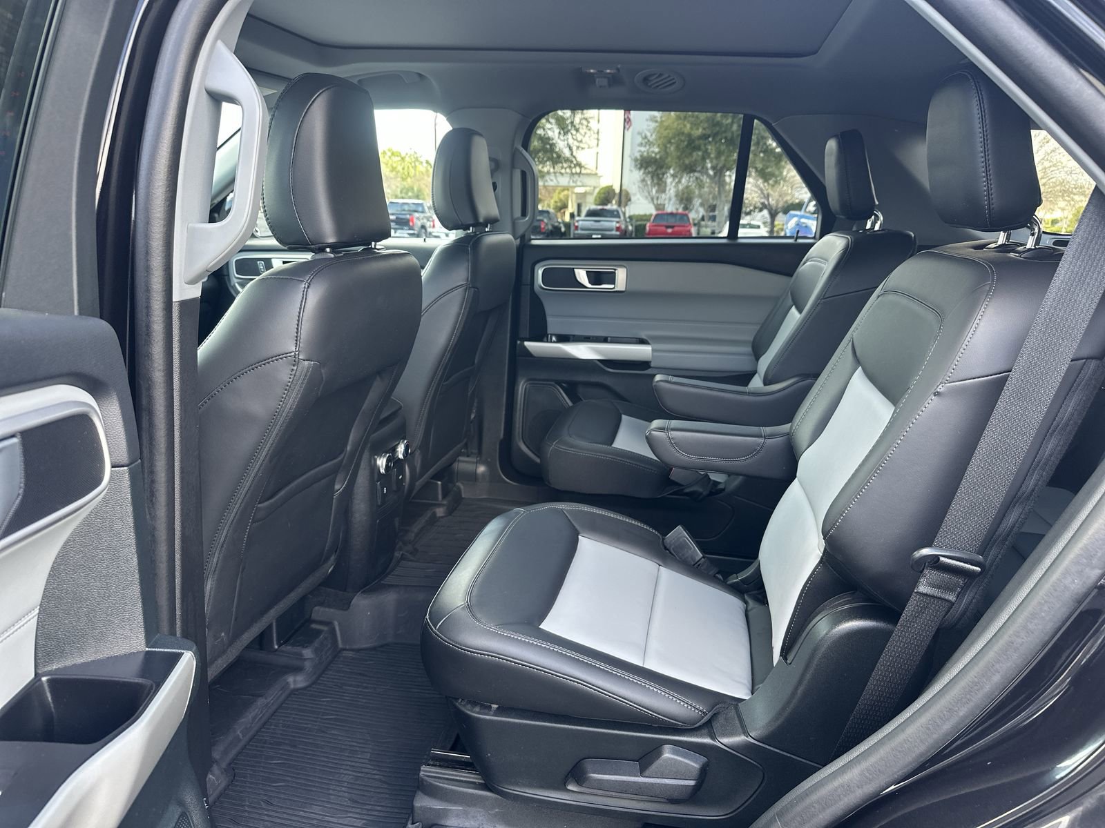 Used 2023 Ford Explorer XLT w/ Equipment Group 202A AWD/4WD image 31