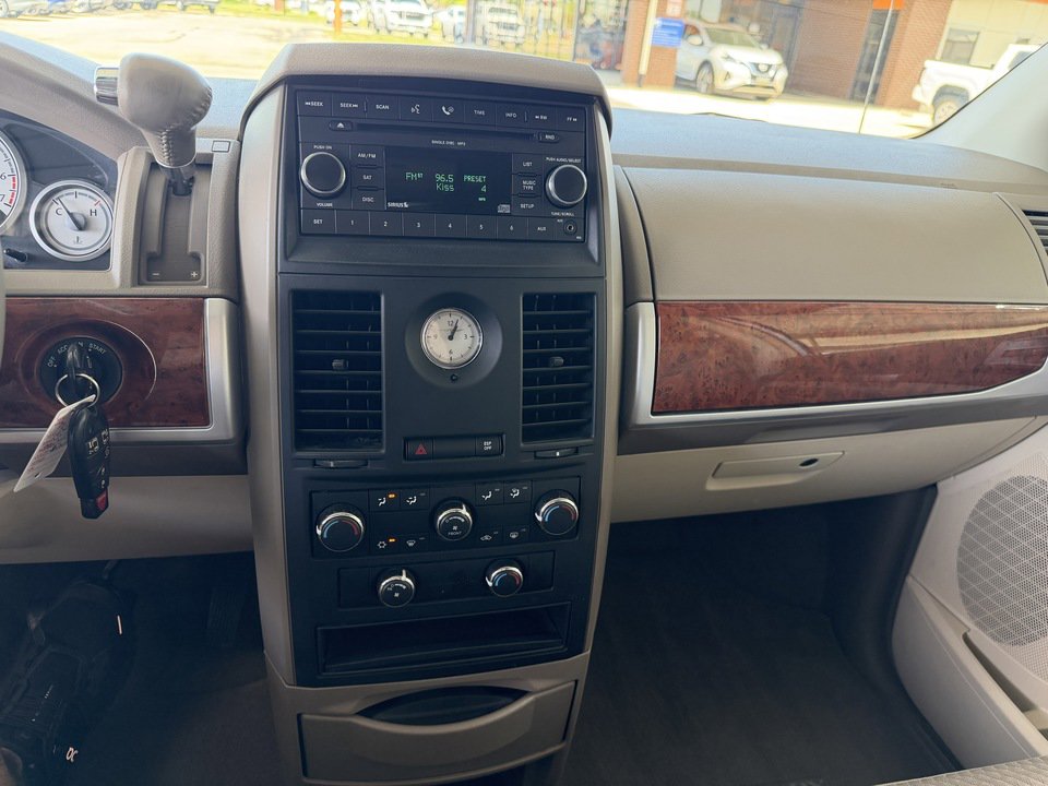 Used 2008 Chrysler Town & Country Touring FWD image 14