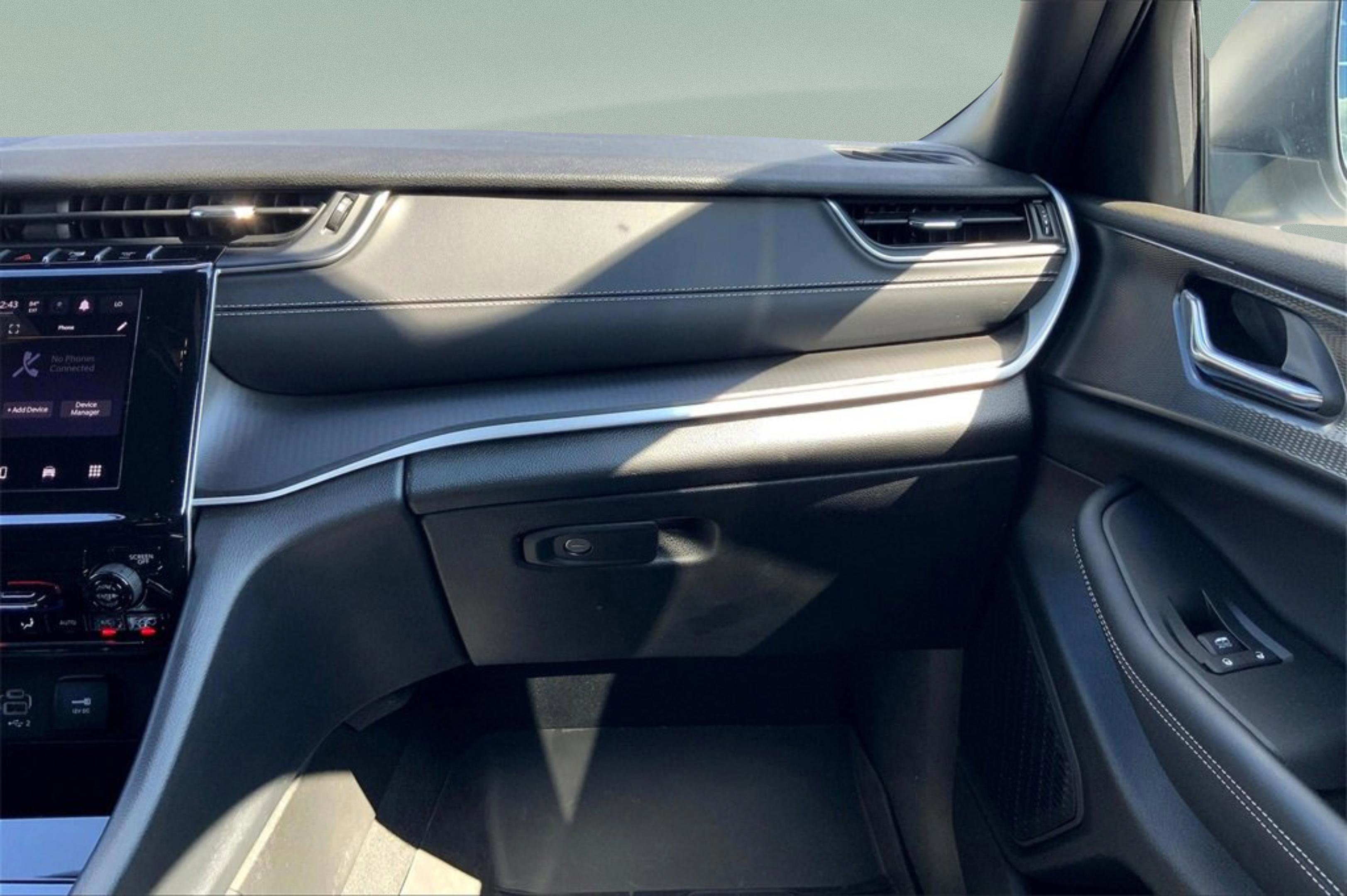 Used 2025 Jeep Grand Cherokee Laredo X image 17