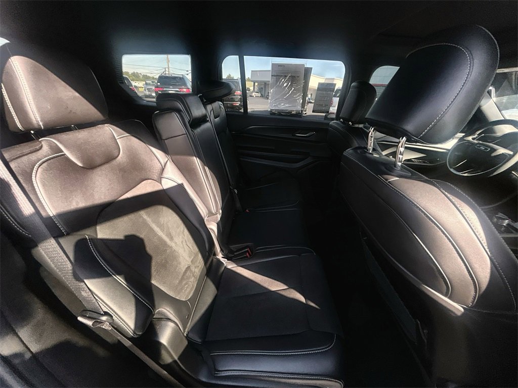 Used 2025 Jeep Grand Cherokee L Altitude image 8