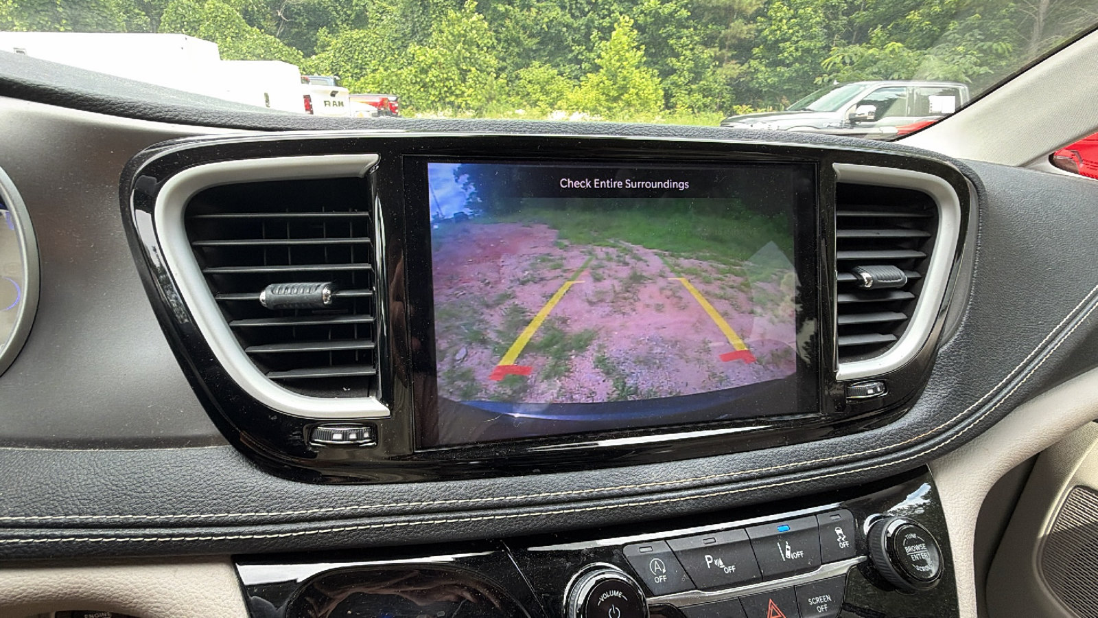 Used 2021 Chrysler Pacifica Touring-L FWD image 28