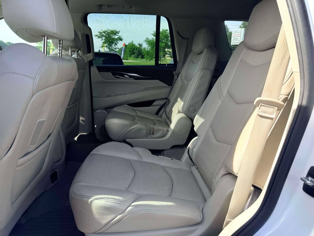 Used 2018 Cadillac Escalade Luxury AWD/4WD image 11