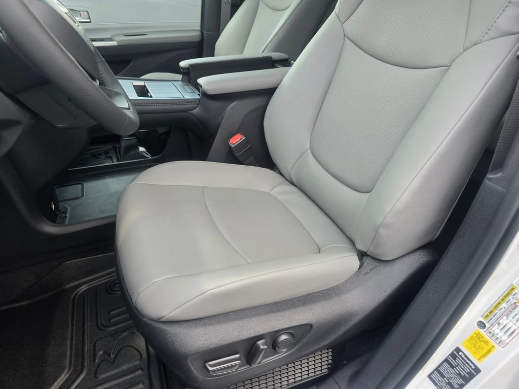 Used 2025 Toyota Sienna XLE FWD image 25