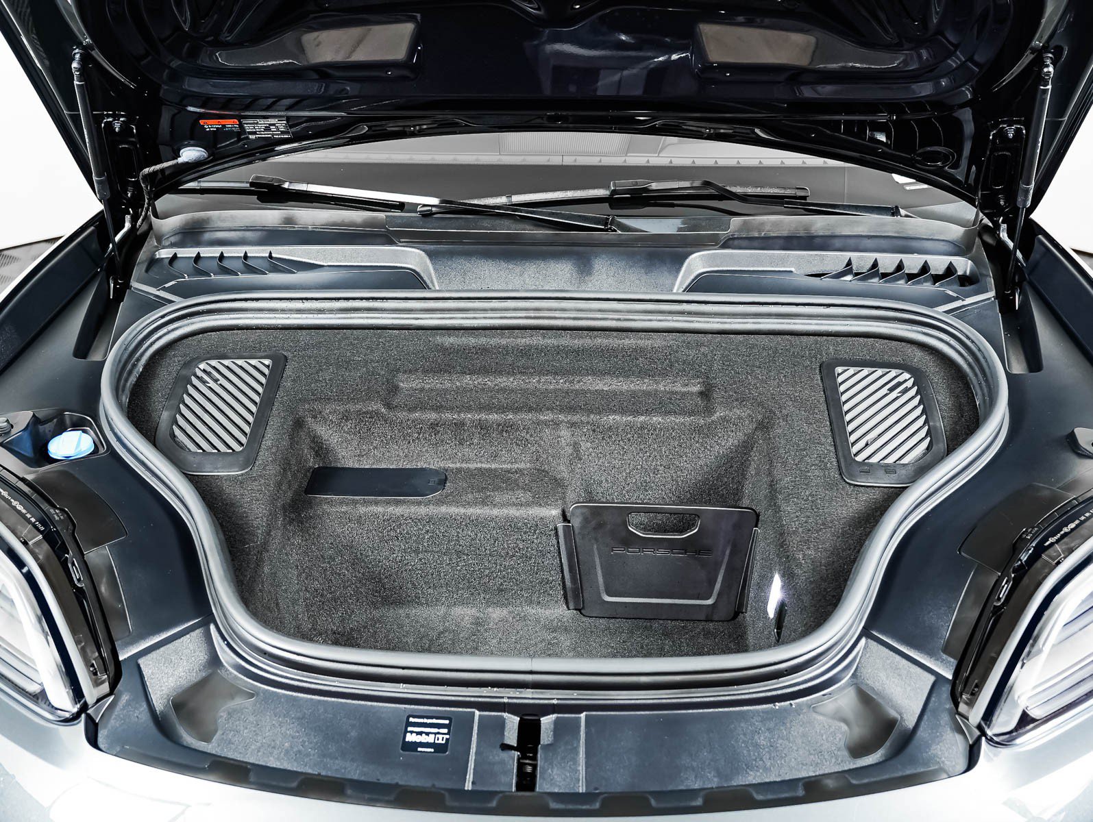 Certified 2025 Porsche Macan Electric w/ Premium Package RWD image 12