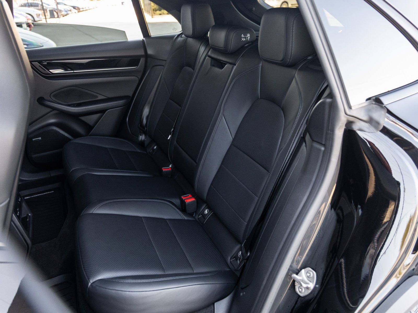 Certified 2025 Porsche Macan Electric image 32