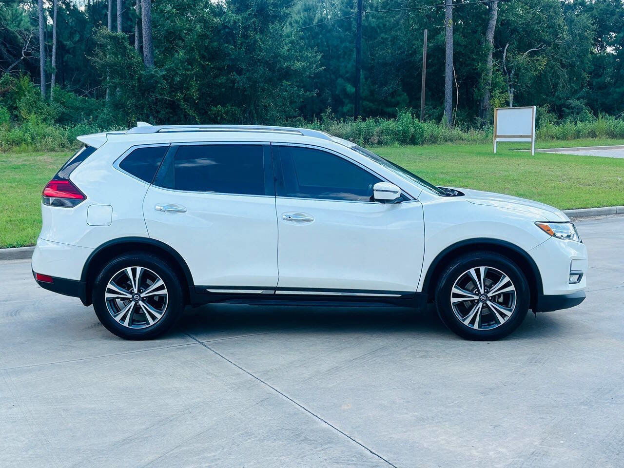 Used 2017 Nissan Rogue SL image 4