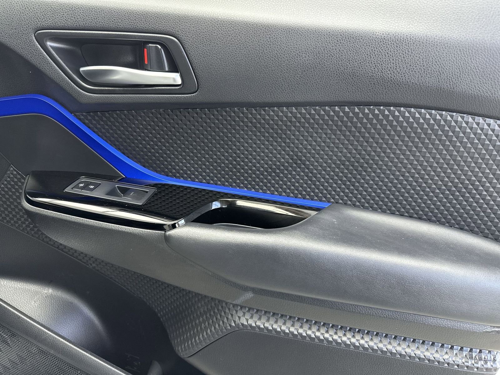 Used 2021 Toyota C-HR XLE image 34