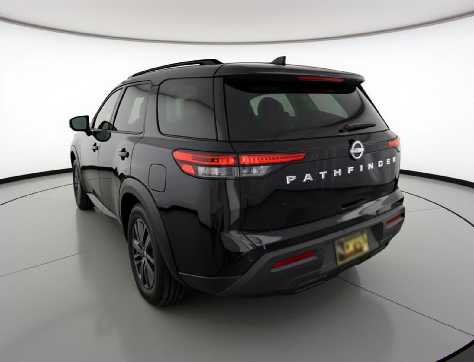 Used 2025 Nissan Pathfinder SV image 6