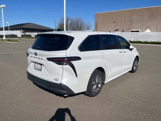 Used 2023 Toyota Sienna XLE image 5