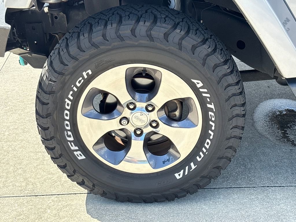 Used 2016 Jeep Wrangler Unlimited Sahara w/ Connectivity Group image 11