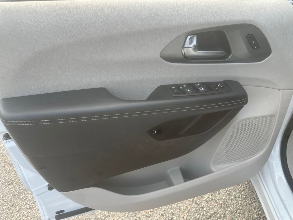 Used 2022 Chrysler Pacifica Touring-L FWD image 10