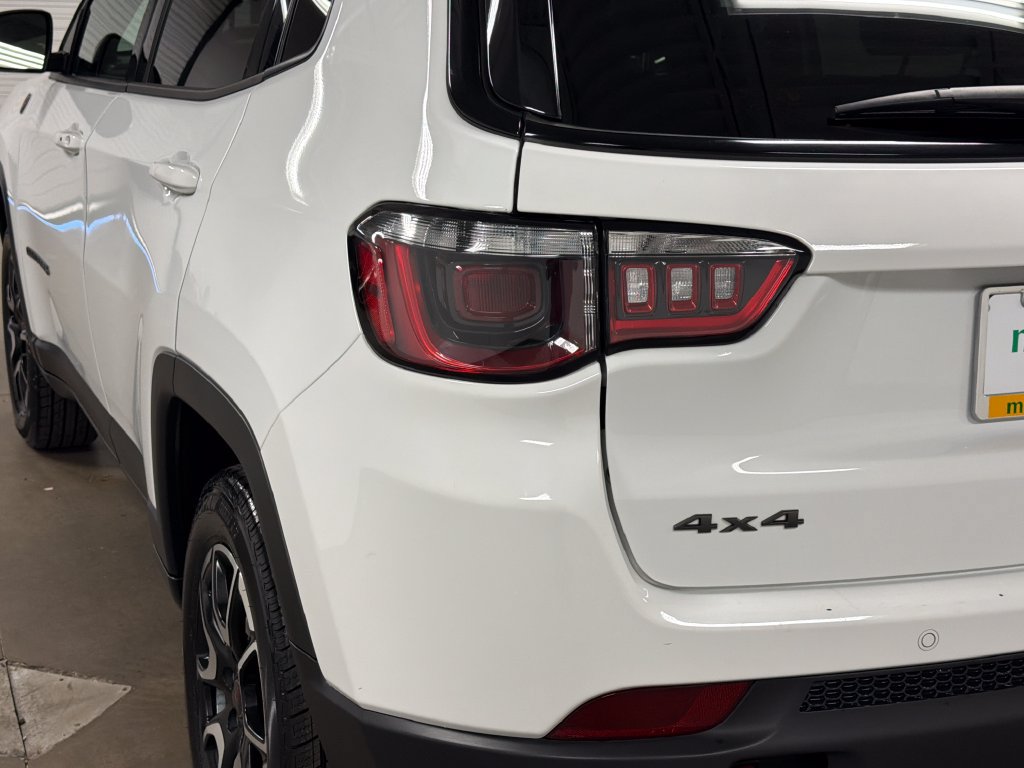 Used 2025 Jeep Compass Trailhawk AWD/4WD image 15