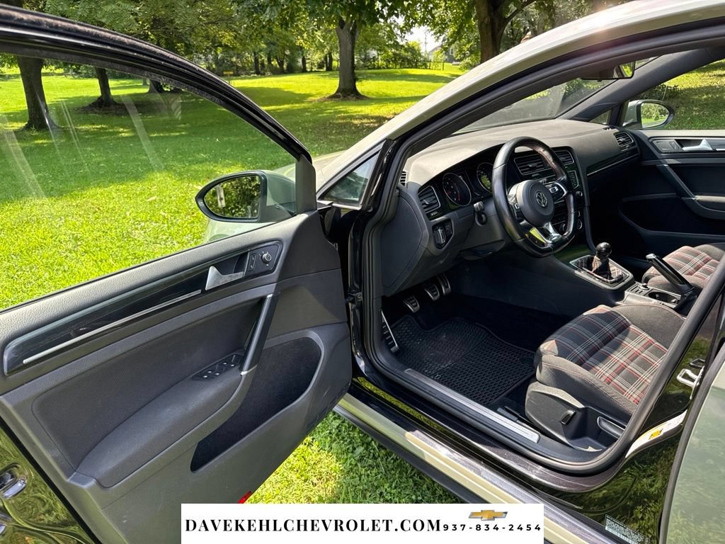 Used 2017 Volkswagen Golf 4-Door FWD image 9