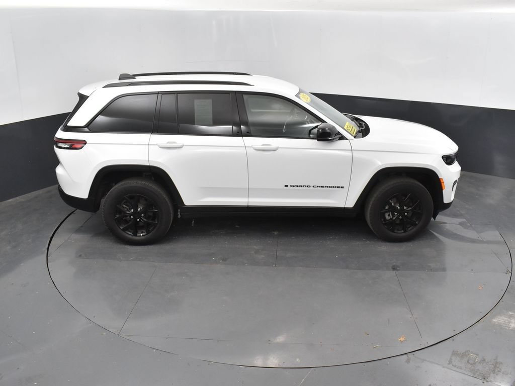 Used 2025 Jeep Grand Cherokee Altitude AWD/4WD image 35