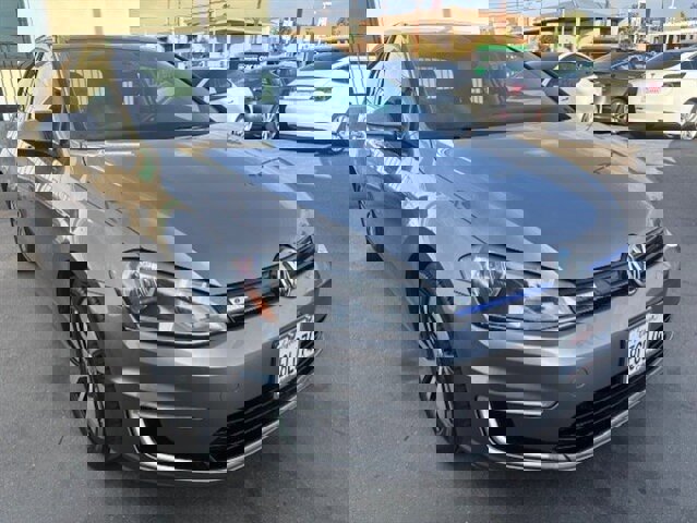 Used 2016 Volkswagen e-Golf SE w/ DC Fast Charging Package FWD image 11