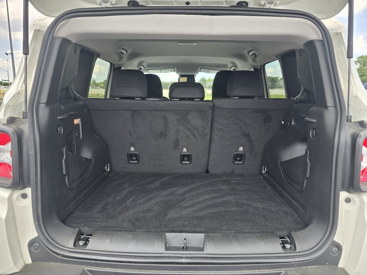 Used 2023 Jeep Renegade Latitude w/ Premium Group AWD/4WD image 18