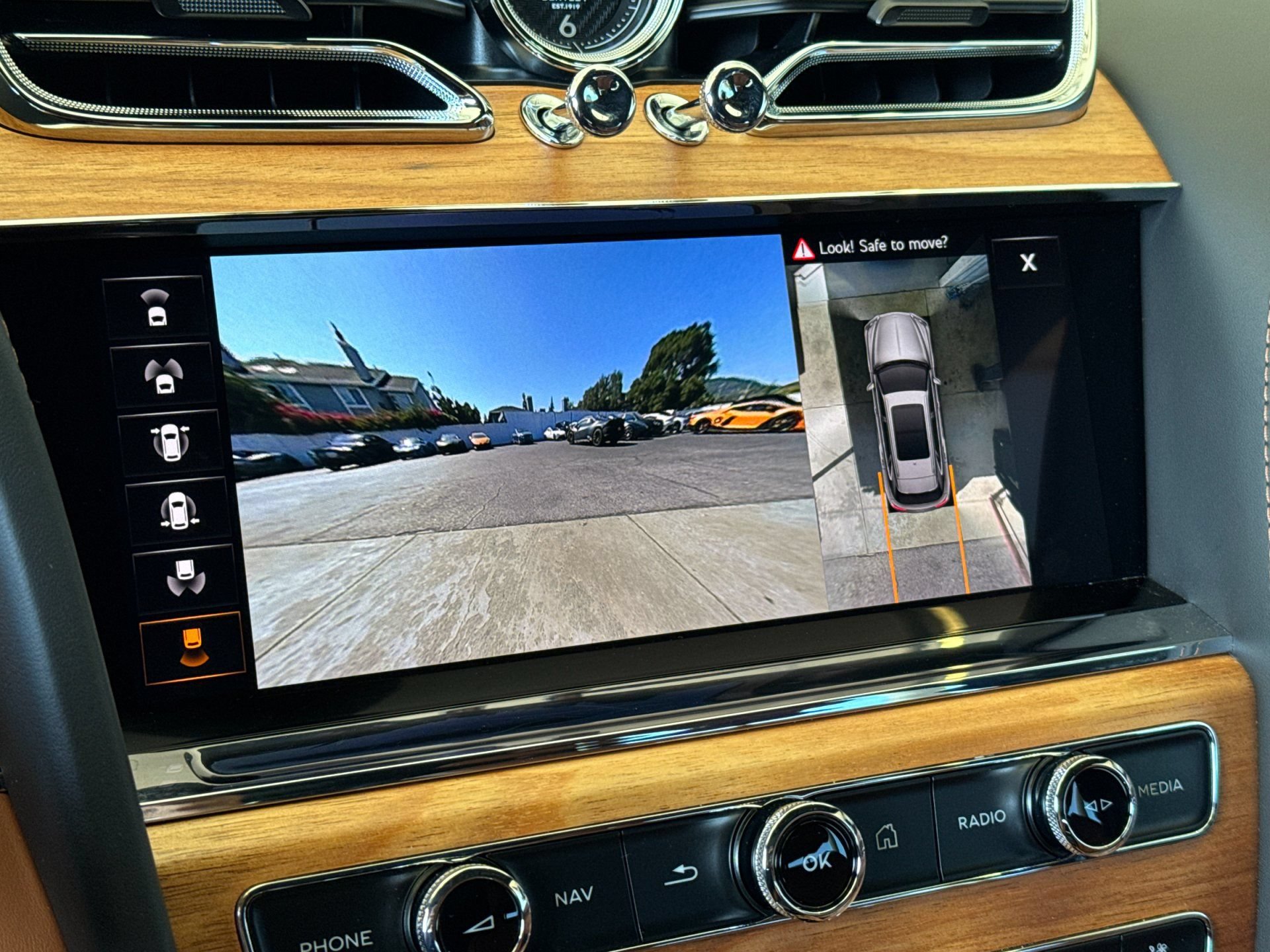 Certified 2023 Bentley Bentayga Extended Wheelbase AWD/4WD image 22