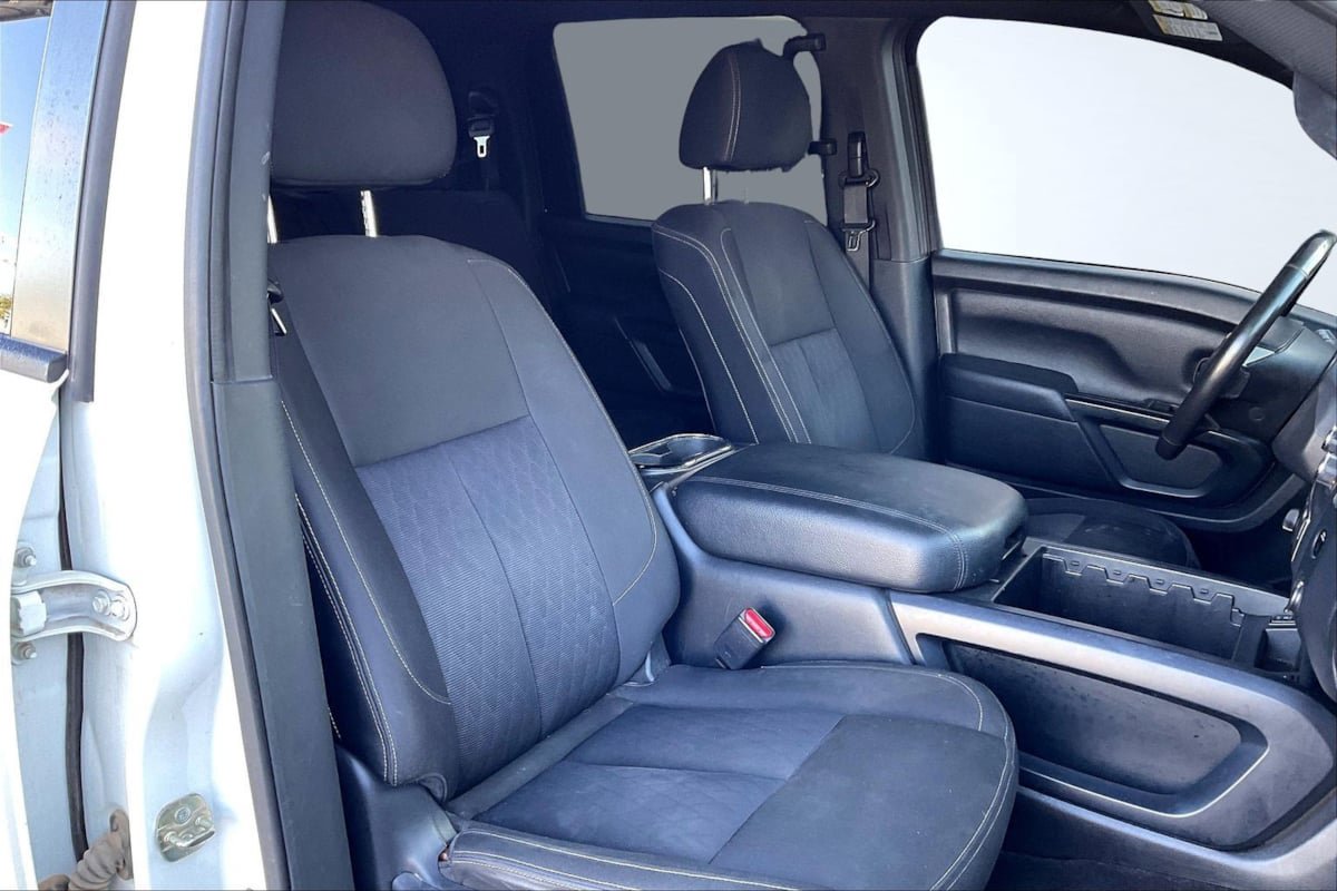 Used 2018 Nissan Titan SV w/ SV Convenience Package AWD/4WD image 7