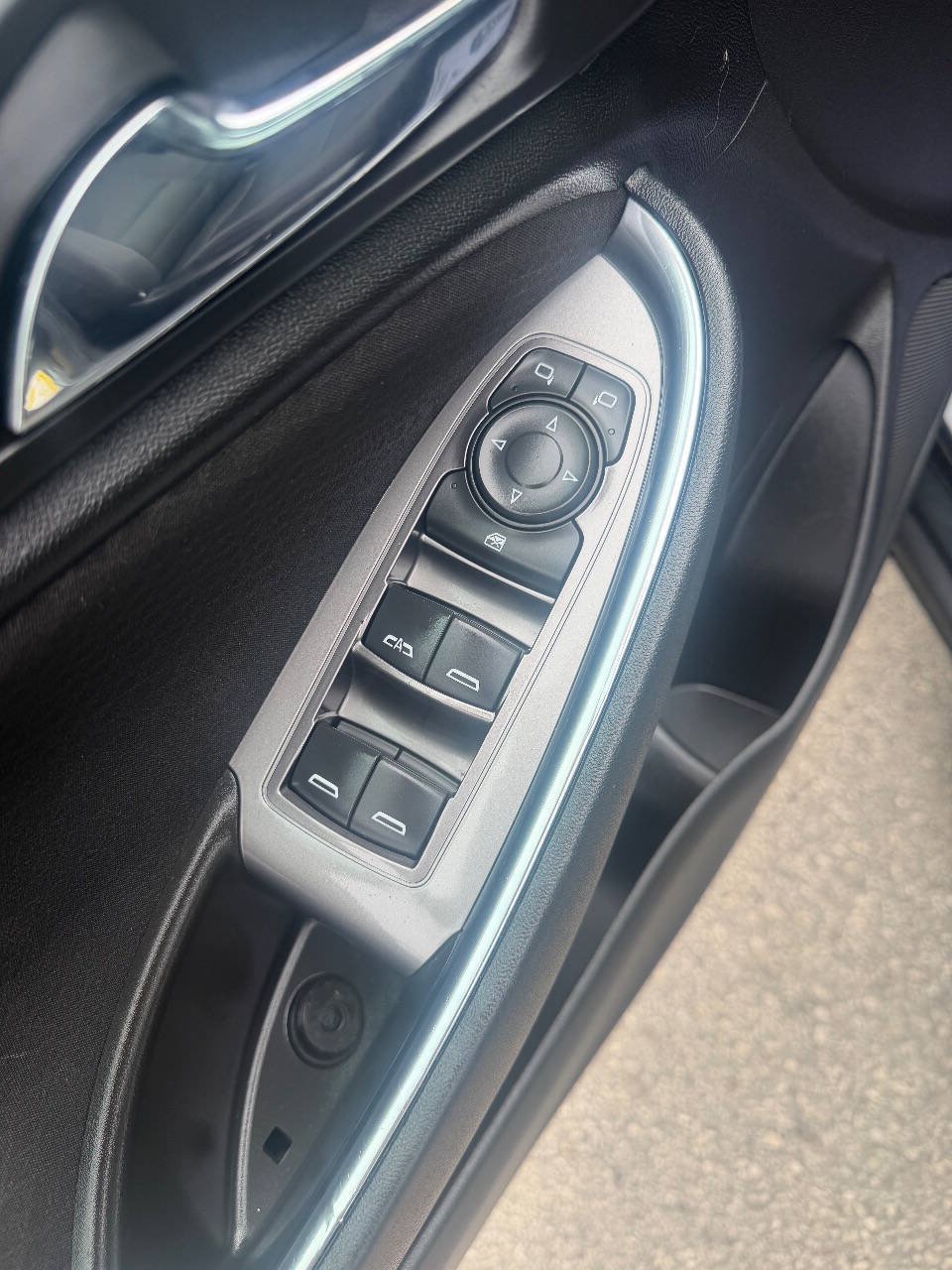 Used 2017 Chevrolet Malibu LT FWD image 17