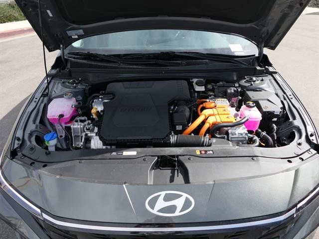 New 2025 Hyundai Elantra Limited image 29
