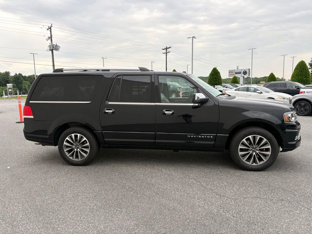 Used 2016 Lincoln Navigator L Select AWD/4WD image 2