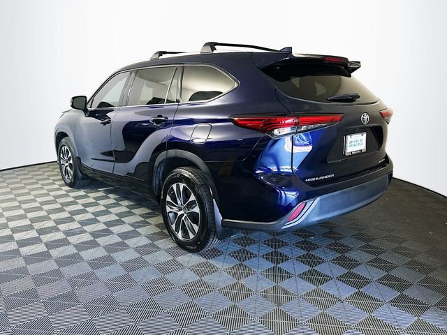 Used 2022 Toyota Highlander XLE AWD/4WD image 6