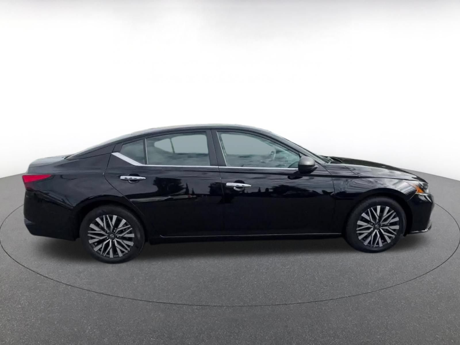 Used 2025 Nissan Altima 2.5 SV FWD image 16
