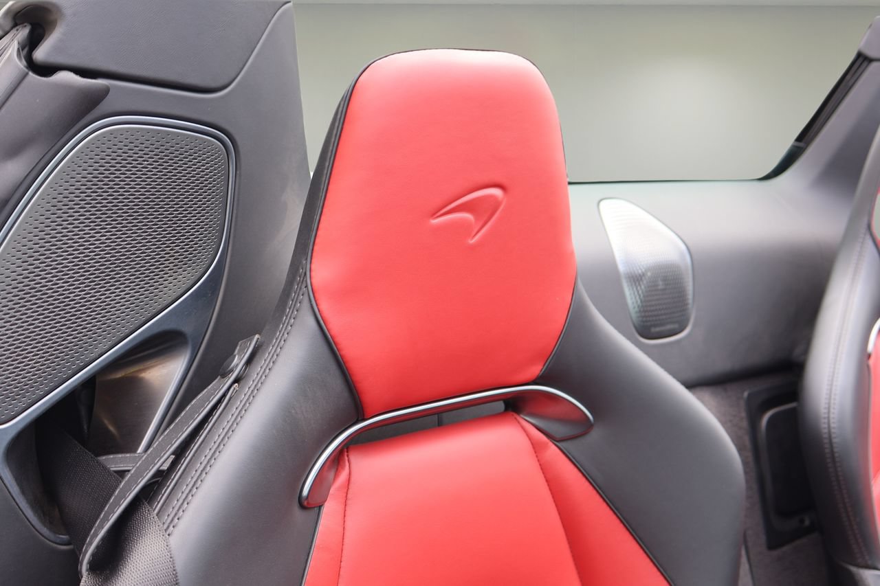 Used 2025 McLaren Artura Spider RWD image 16