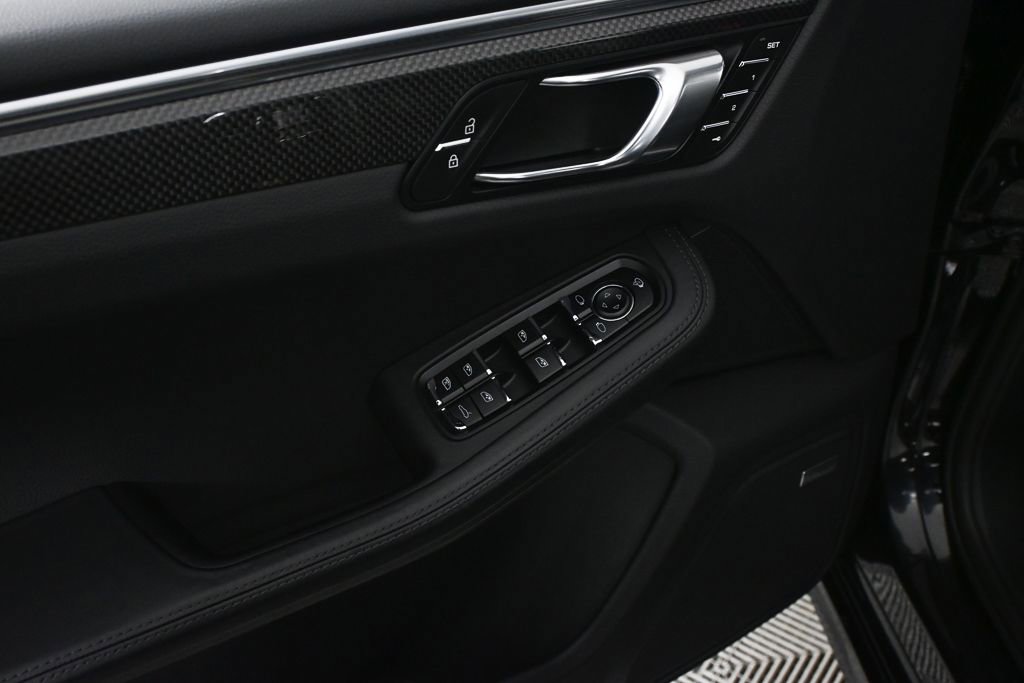 Used 2024 Porsche Macan S w/ Premium Plus Package image 8