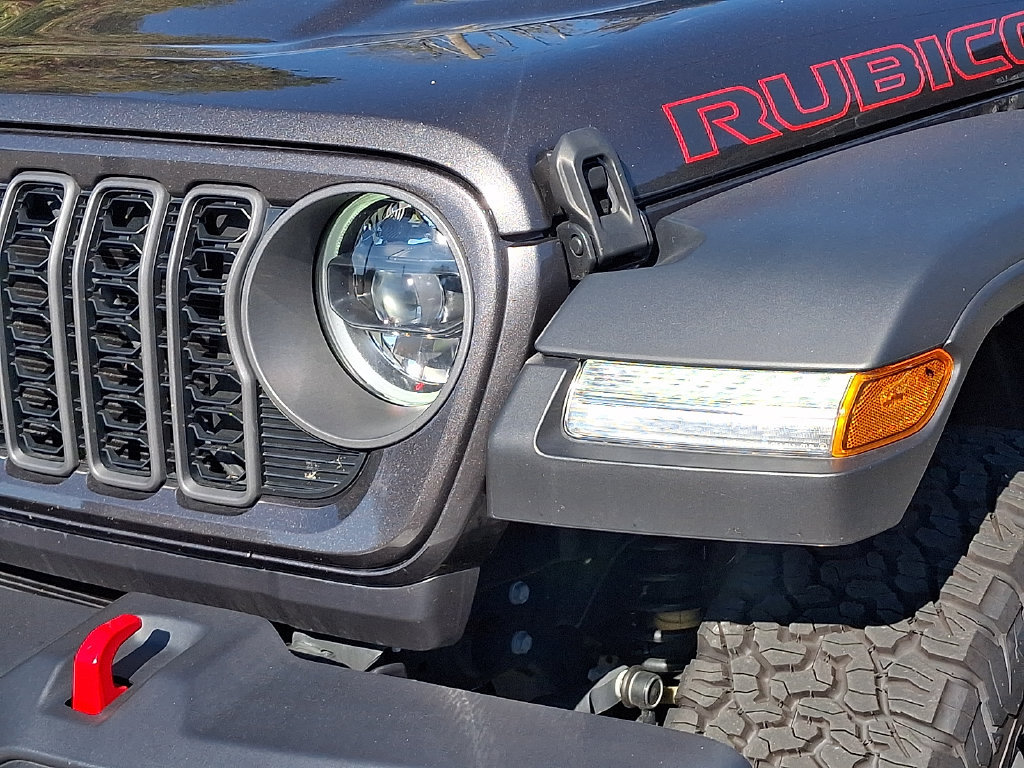 Used 2025 Jeep Wrangler Unlimited Rubicon w/ Convenience Group AWD/4WD image 9