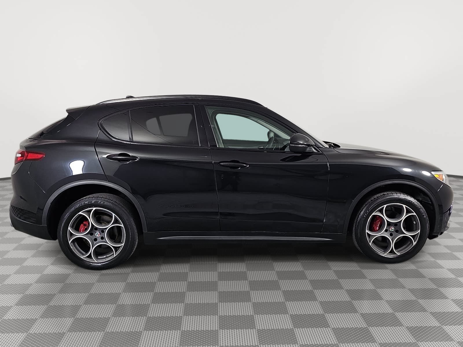 Used 2018 Alfa Romeo Stelvio Sport w/ Quick Order Package 22J Sport AWD/4WD image 9