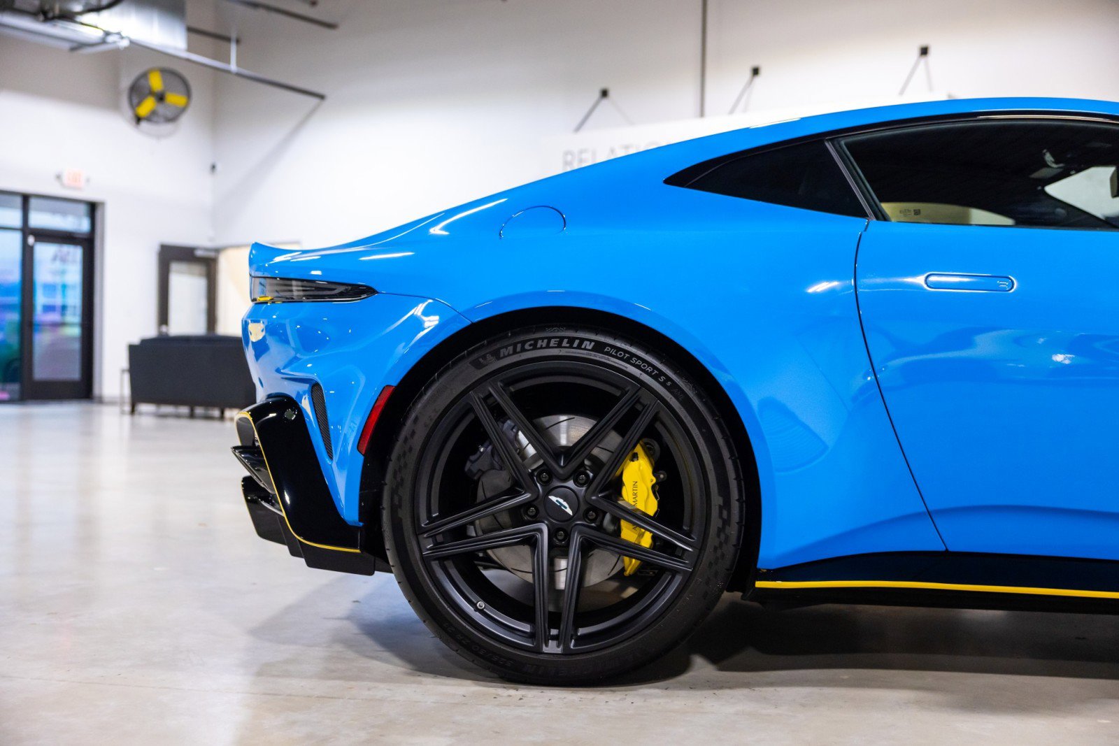 Used 2025 Aston Martin V8 Vantage Coupe image 25