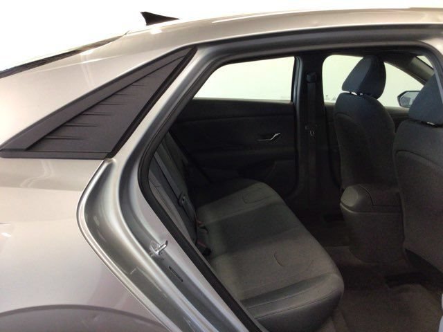 Used 2021 Hyundai Elantra SE FWD image 7