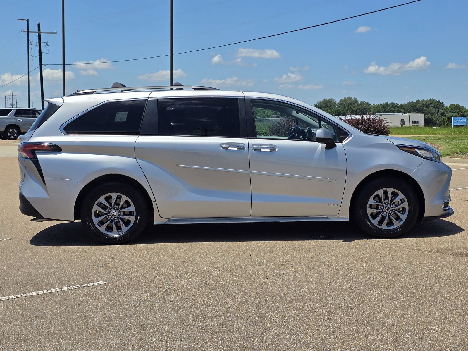 Used 2021 Toyota Sienna XLE FWD image 4