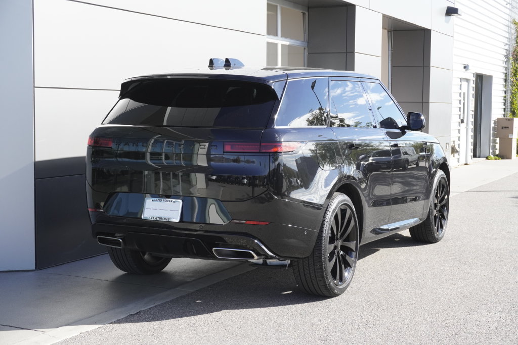 Used 2026 Land Rover Range Rover Sport Dynamic SE AWD/4WD image 2