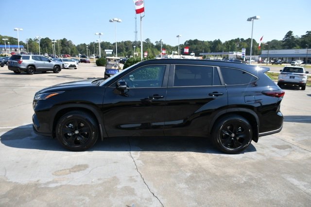 Used 2025 Toyota Highlander XLE image 2