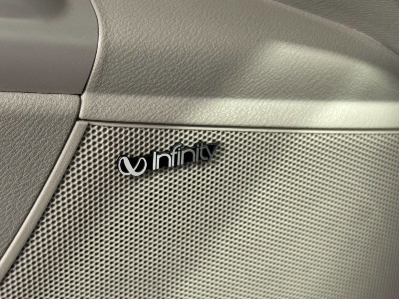 Used 2010 Hyundai Azera Limited w/ Navigation Pkg 3 image 32