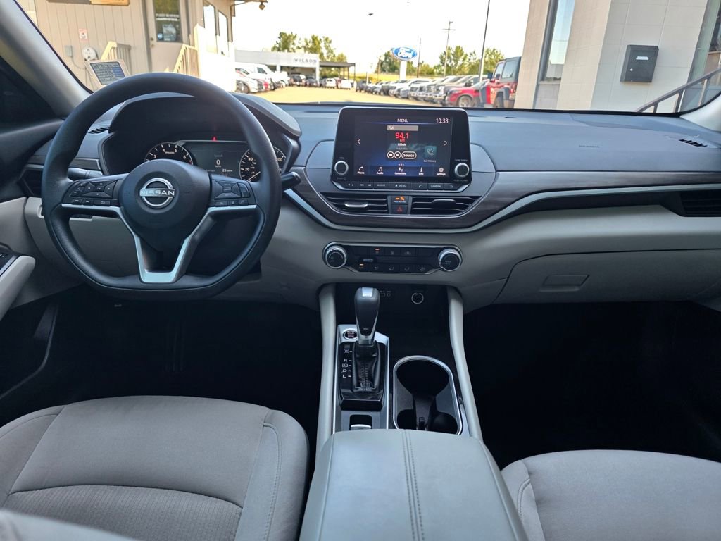 Used 2024 Nissan Altima 2.5 SV image 8