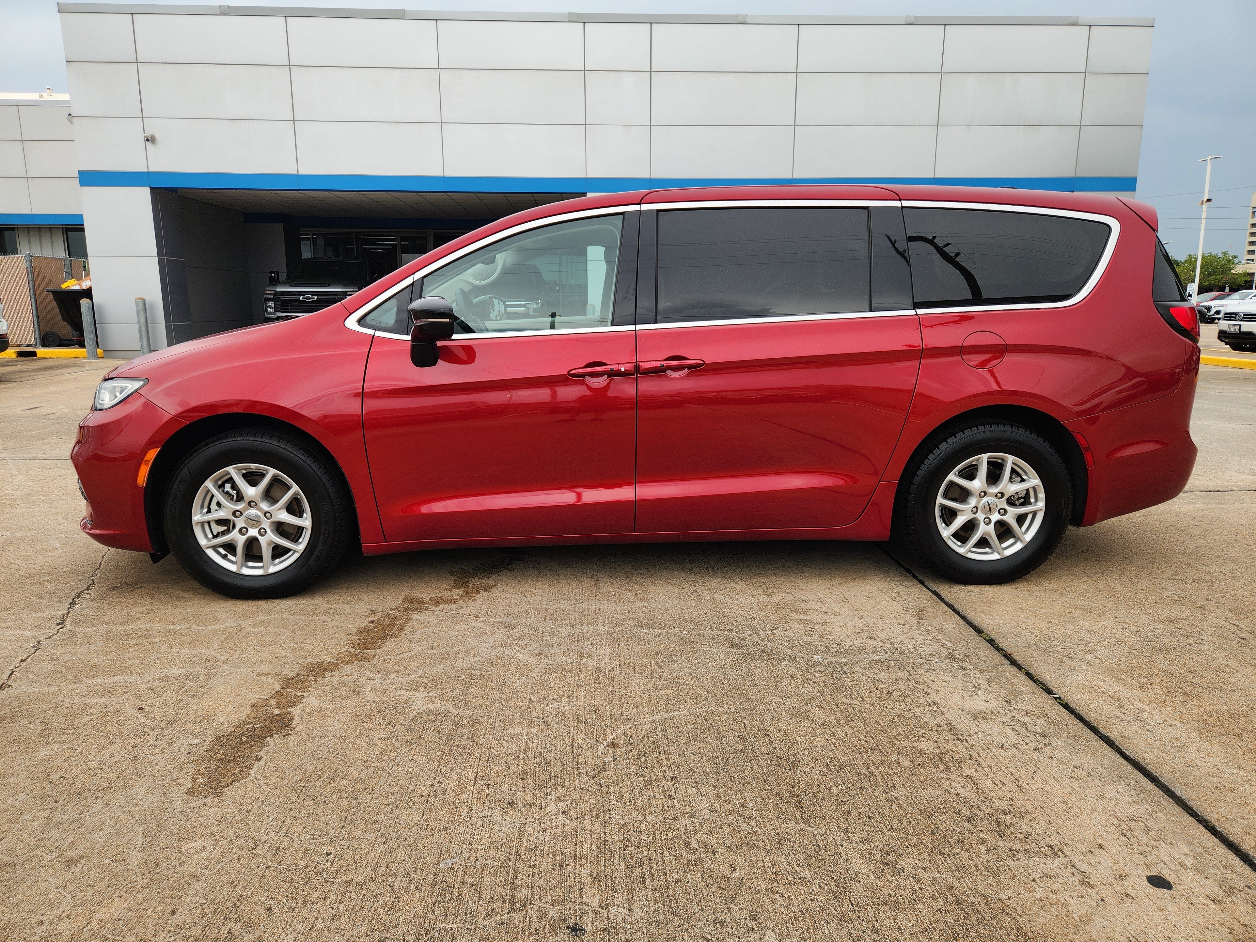 Used 2024 Chrysler Pacifica Touring-L FWD image 5