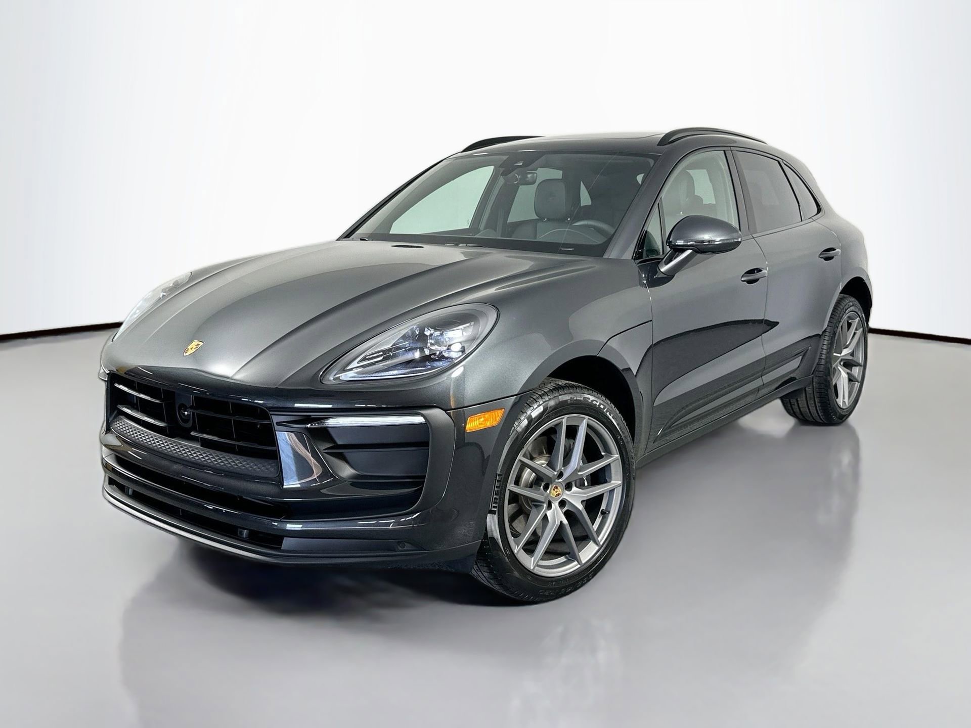 Certified 2025 Porsche Macan image 1