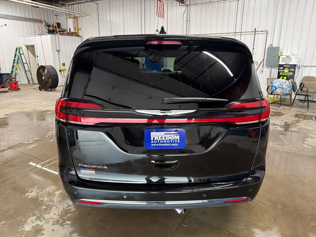 Used 2025 Chrysler Pacifica Select image 4