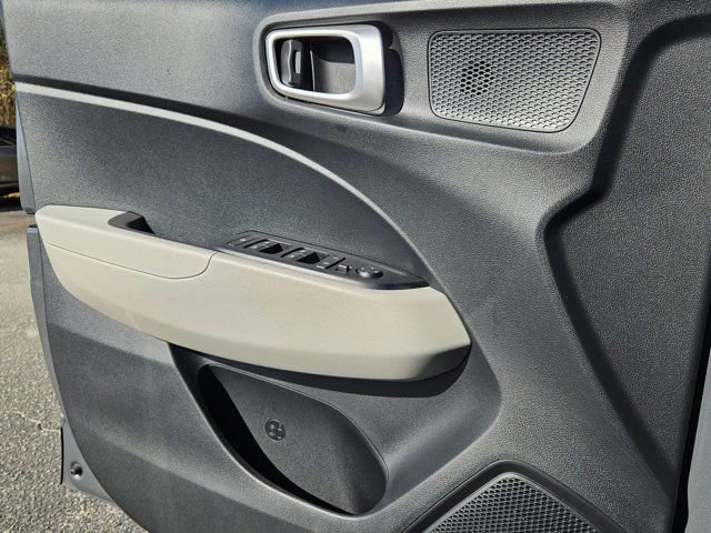 Used 2025 Hyundai Venue SEL image 11