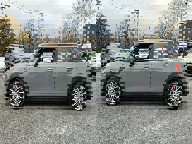 Used 2022 MINI Cooper 4-Door Hardtop image 4