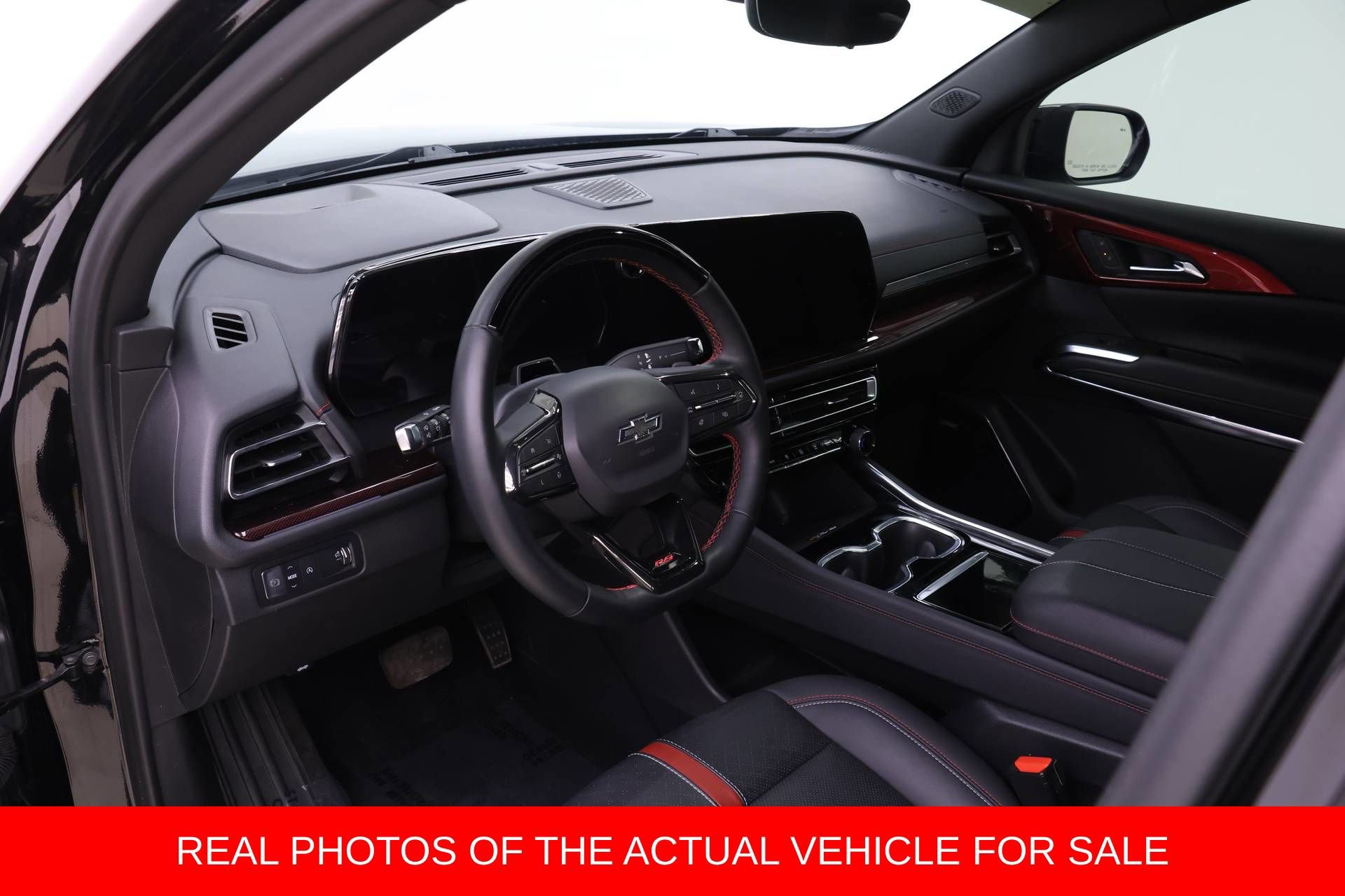 Used 2024 Chevrolet Traverse RS image 3