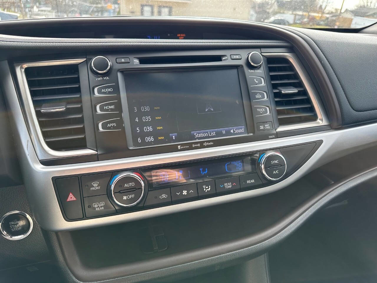 Used 2018 Toyota Highlander XLE image 17