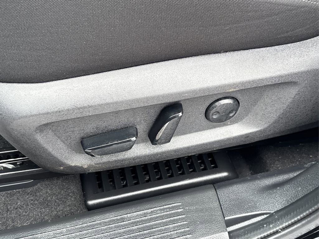 Used 2023 Nissan Rogue SV image 32