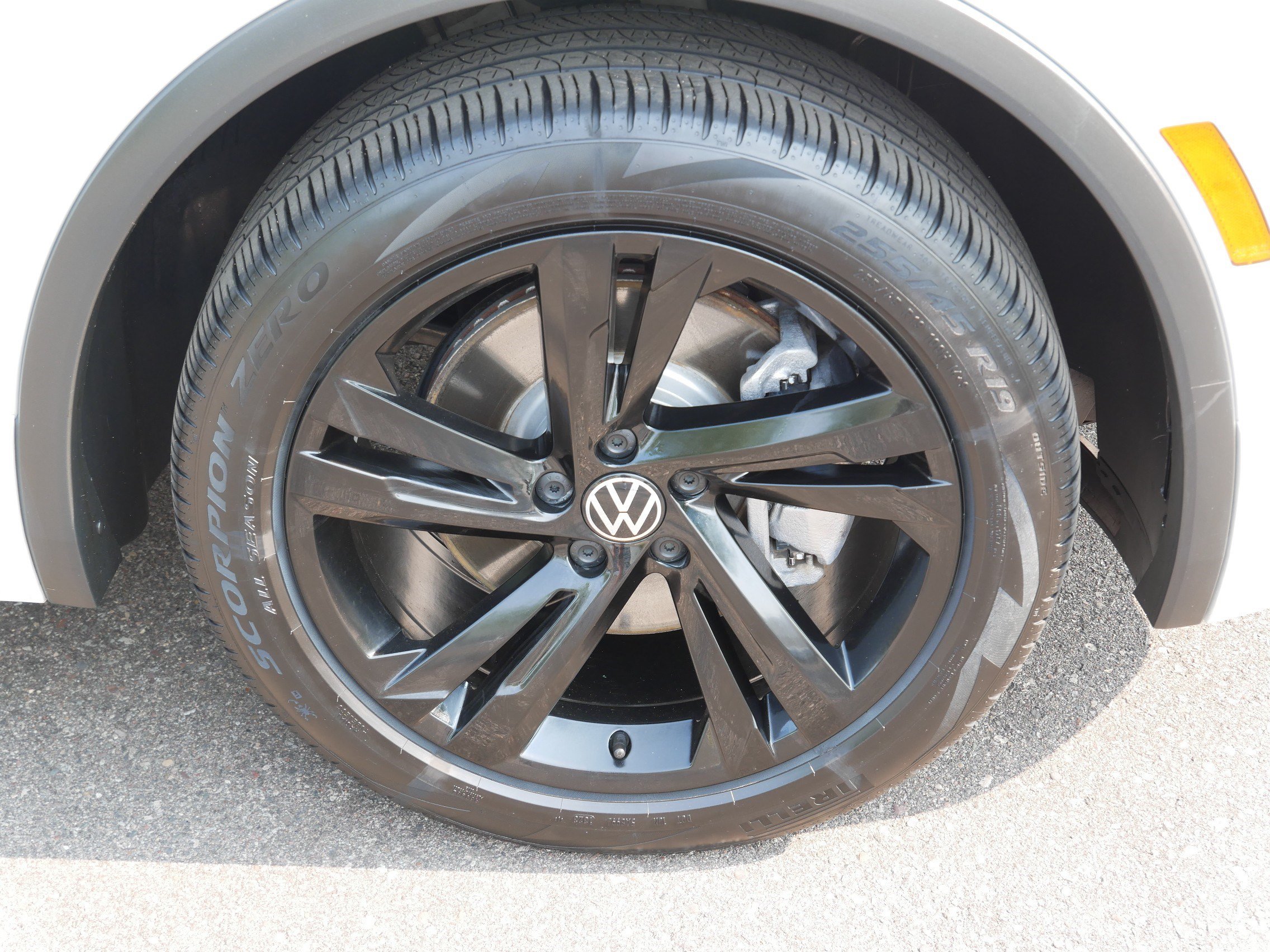Certified 2023 Volkswagen Tiguan SE R-Line AWD/4WD image 15